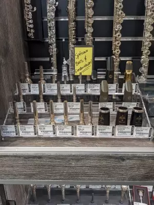Lots of mouthpieces! - Beaucoup d'embouchures!